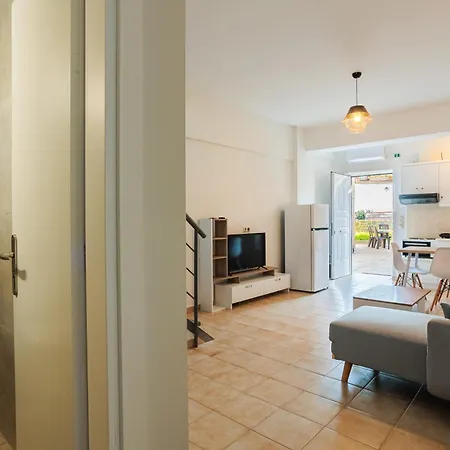 Maison Peroulia Apartment *